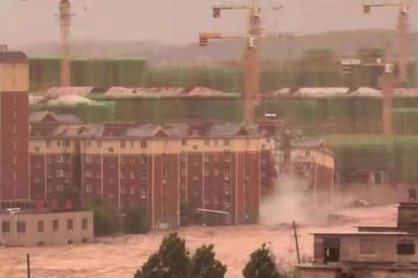 河南巩义洪水致7层住宅楼倒塌，居民：人员已提前撤离