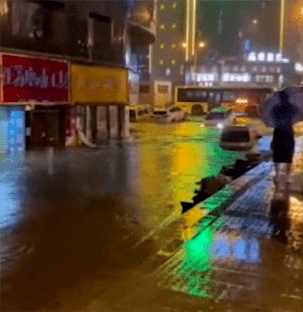 长沙突降暴雨：有门店被淹近半 场面不忍卒视