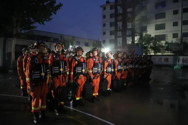 郑州暴雨已致12人遇难！洪涝灾害严重！山东多地消防、救援队连夜驰援河南！