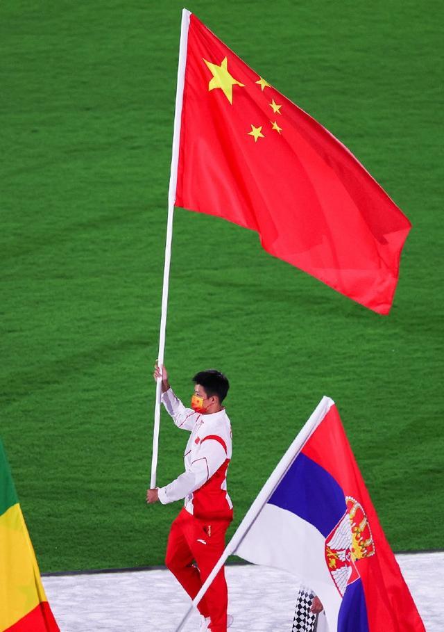 苏炳添谈奥 运闭幕式！候场时手机都不敢带，抬头挺胸让国 旗飘起来