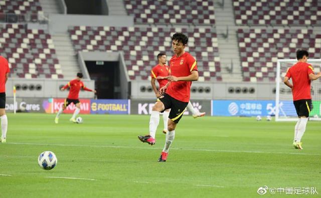 国足进行对阵日本队赛前官方训练，32名球员全部参加