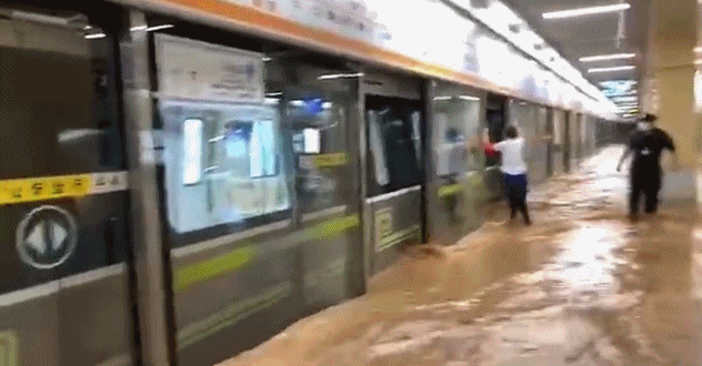 洪灾已造成郑州市区12人死亡，目前全郑州市转移避险约10万人